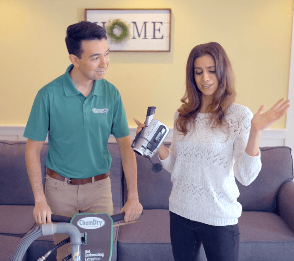 carpet-cleaning-being-explained (1) tech explaining a carpet cleaning